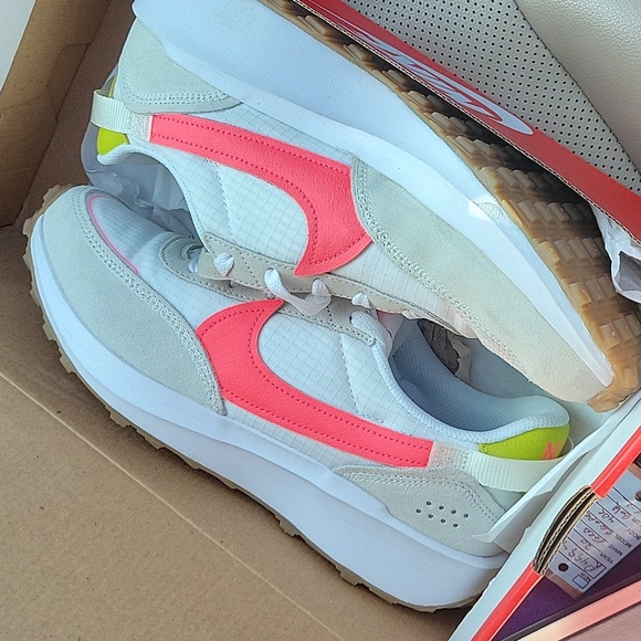 NIKE WOMENS WAFFLE DEBUT SNEAKER - Picture 2 of 5